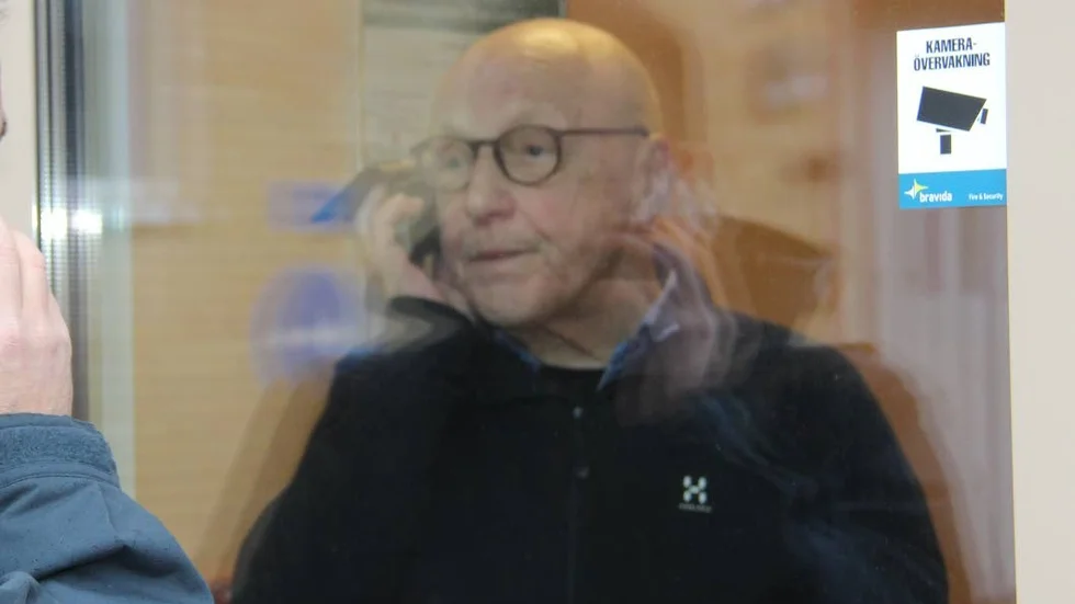 Bilden av Stig Norling, tagen av EP:s reporter Anders Liljestrand, genom glasrutan till akutmottagningen i Enköping minuterna efter att ebolalarmet blivit känt.