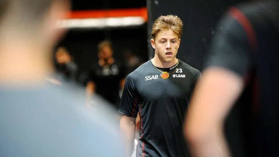 Jesper Sellgren har mycket att fundera på innan säsongsstarten. Snart åker han till Nordamerika för att försöka ta sig in i NHL-laget Carolina Hurricanes, men lyckas inte det så är frågan var han hamnar.