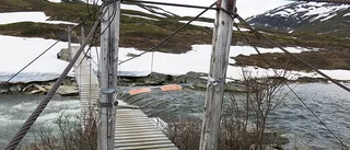 Bro över fjälljokk riven