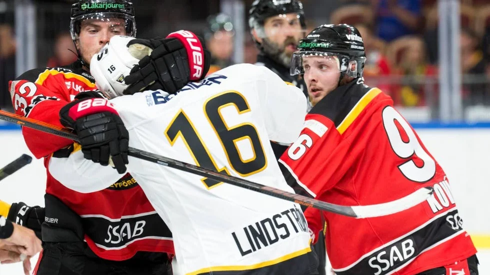 Luleås Oscar Engsund och Robin Kovacs i duell med Skellefteås Linus Lindström.