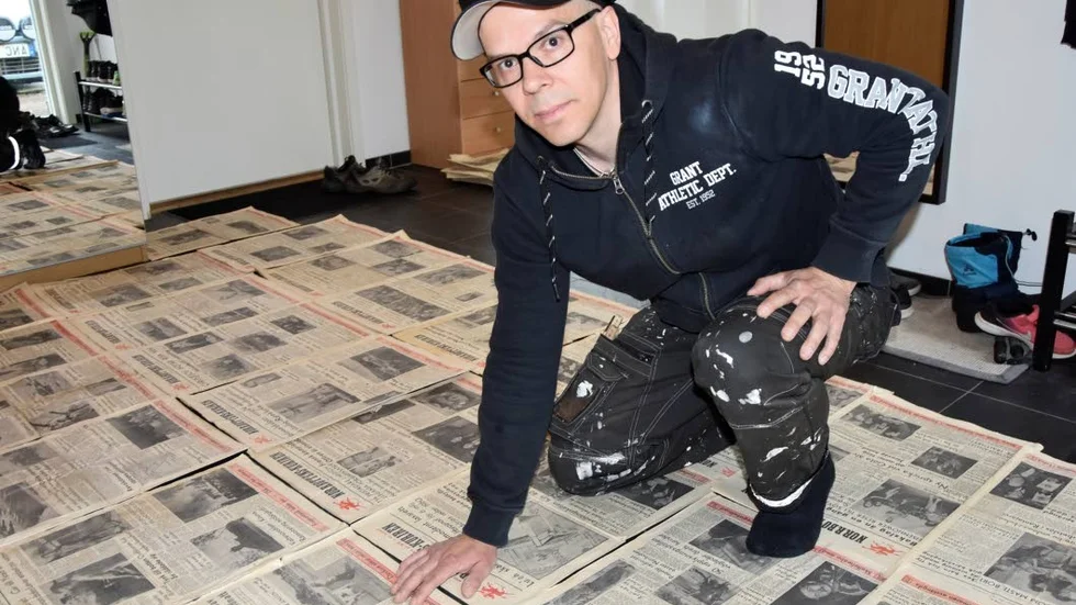 Under ett renoveringsarbete hittade Stellan Mäki en mängd välbevarade Norrbottens-Kuriren. "De här tänker jag spara. För mig är det här en skatt", säger den före detta Kurirenjournalisten.