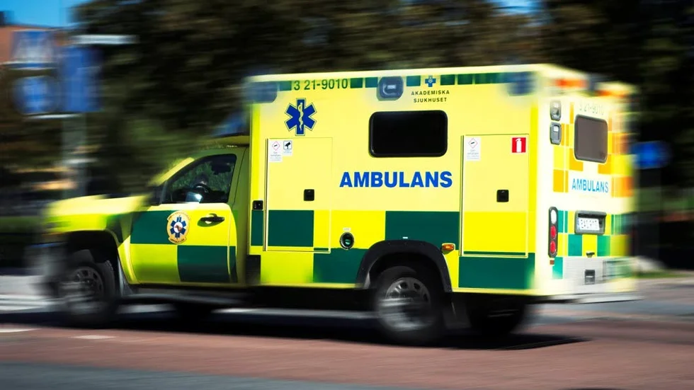 Tre ambulanser kallades till platsen. Två personer fördes med lindrigare skador till lasarettet, men den tredje ådrog sig allvarligare skador.