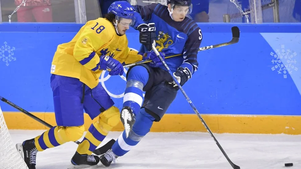 Dennis Everberg i Tre Kronor-tröjan.