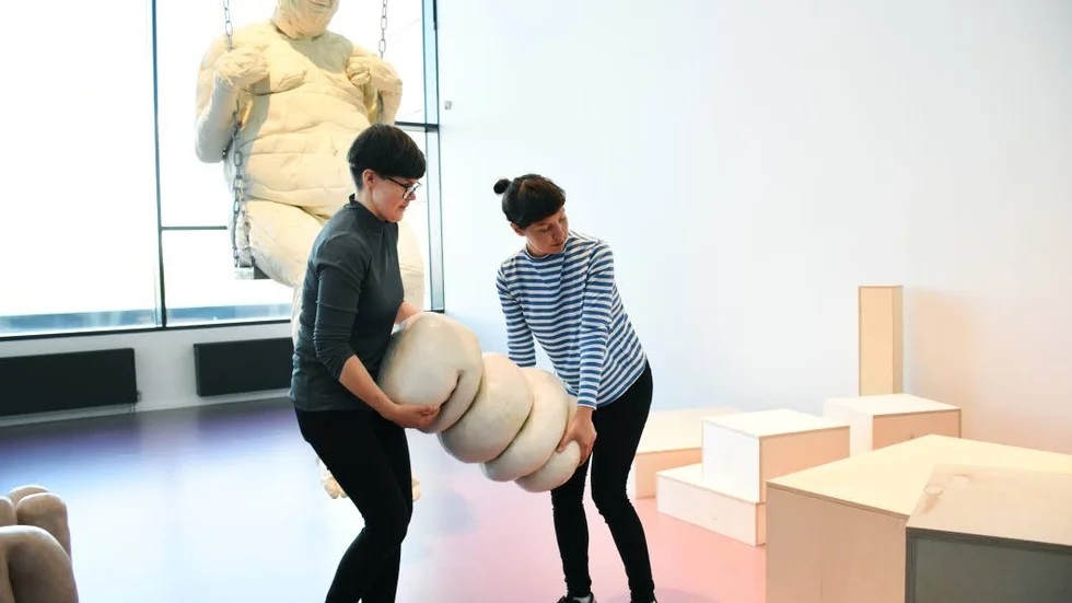 Erika Stöckel gör i ordning sin konstinstallation inför torsdagens vernissage med hjäp av Ida-Johanna Lundqvist.