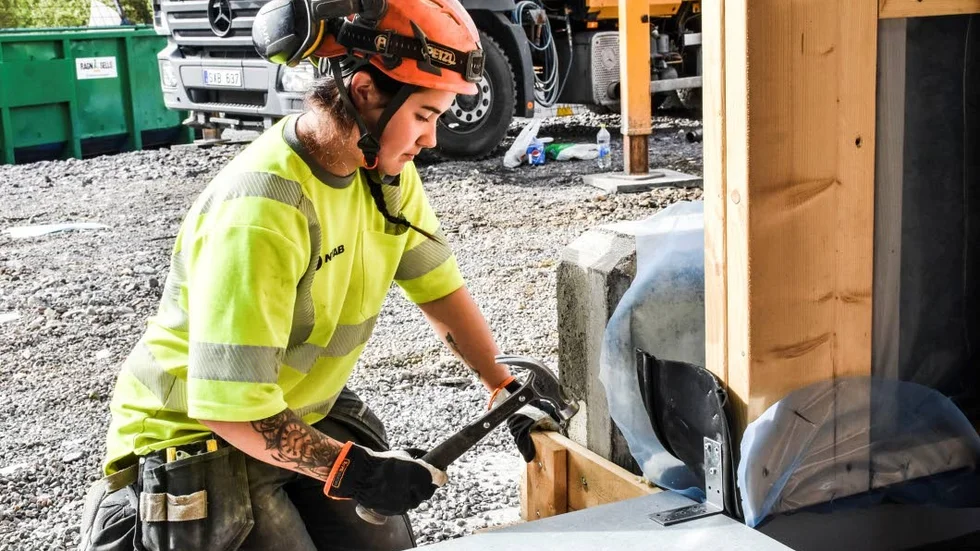 Väldigt få ungdomar, och framför allt få kvinnor, söker sig till vår bransch. Det är inget annat än ett misslyckande, och vi har en brant uppförsbacke, skriver debattörerna.