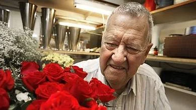 "Det är klart att rosor är vackrast. Röda ska det vara", säger 82-årige Åke Carlsson. Nu stänger han sin butik Åkes blommor efter 62 år. Den ska fortsätta att vara blomsteraffär, men med ny ägare och nytt namn.