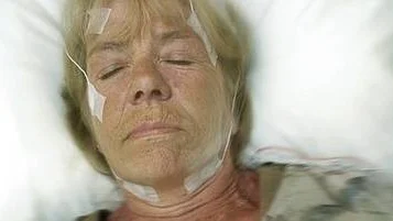 En nattlig sömnregistrering kan hjälpa till att avslöja orsaken till en patients sömnbesvär. Med hjälp av elektroderna på Kerstin Erikssons huvud är det möjligt mäta hjärnans elektriska aktivitet, ögonrörelserna och muskelspänningen under hakan.