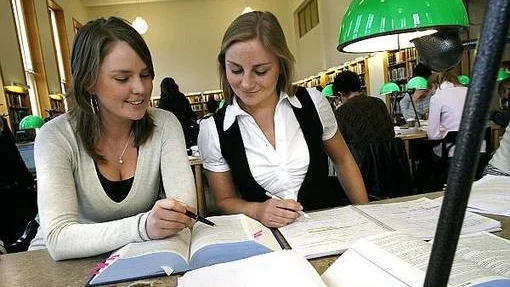 Christine Hunter och Susanne Sjölander tror inte att en ny juridisk yrkesexamen skulle lösa problemet med betygshets på de traditionella juristutbildningarna.
