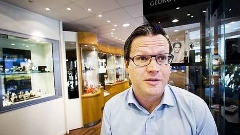 Johan Bergström på Bergströms Ur i Uppsala tror att köparna avvaktar och att det kommer en försäljningsnedgång under hösten och större delen av nästa år.