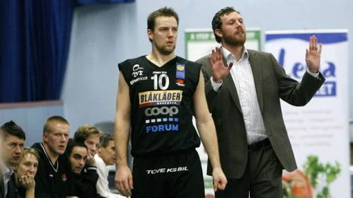 Uppsalabekantingen Anders Jonsson, coach i Borås, vill sänka sitt sitt gamla lag. Här syns han med Christopher Anrin (10).