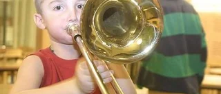 Unga provade musikinstrument