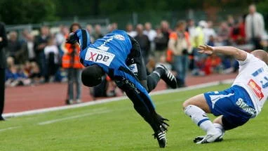 Sirius Daouda Sall i närkamp med Norrköpings Erik Dybendal.