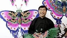 Tiezhi Lu från Peking gör handmålade sidendrakar.