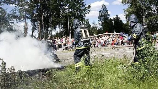 Järlåsas Ungdomsbrandkår visade på lördagen hur en anlagd brand släcks.