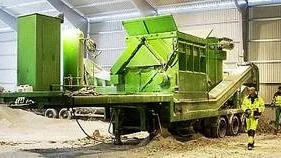 Gipsavfall fylls på i Gips recyclings maskin, som sorterar avfallet i flera steg.