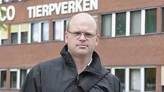 Henrik Evaldsson, anställd på Atlas Copco, tycker att det är positivt att fler får ha jobben kvar.