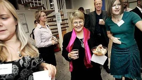 Maud Olofsson (c) besöker Drivhuset, t v om henne Sara Arons, t h Virginie Delporte, båda från Drivhuset kväll.