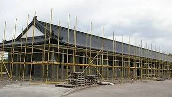 Dragon Gate är ett dynamiskt projekt. Det stora restaurangbygget på bilden har tillkommit på senare tid, utanför det bygglov som beviljats för de ursprungliga planerna.