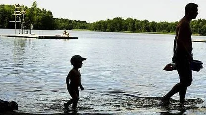 På badet i Fjällnora finns flera "frälsarkransar" inom räckhåll för badgästerna. Något som inte är självklart på flera badplatser i Uppsalatrakten.