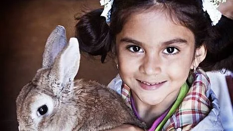Nicole Amortequai, 6 år, kunde nästan inte slita sig från den gosiga kaninen ens för att få en liten ridtur.