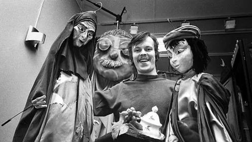 Teater Totems dockor är imponerande, inte minst storleksmässigt. Här visar skådespelaren Osmo Nätti upp några dockor från föreställningen Aladdins underbara lampa 1981