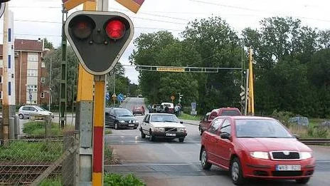 Kön av bilar hinner knappt passera förrän nästa tåg väntas in till stationen.