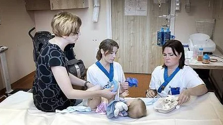 Agnes Toivonen undersöks av sjuksköterskorna  Cecilia Lingmert och Susanne Elvebrink medan mamma Ulrika Toivonen tittar på.