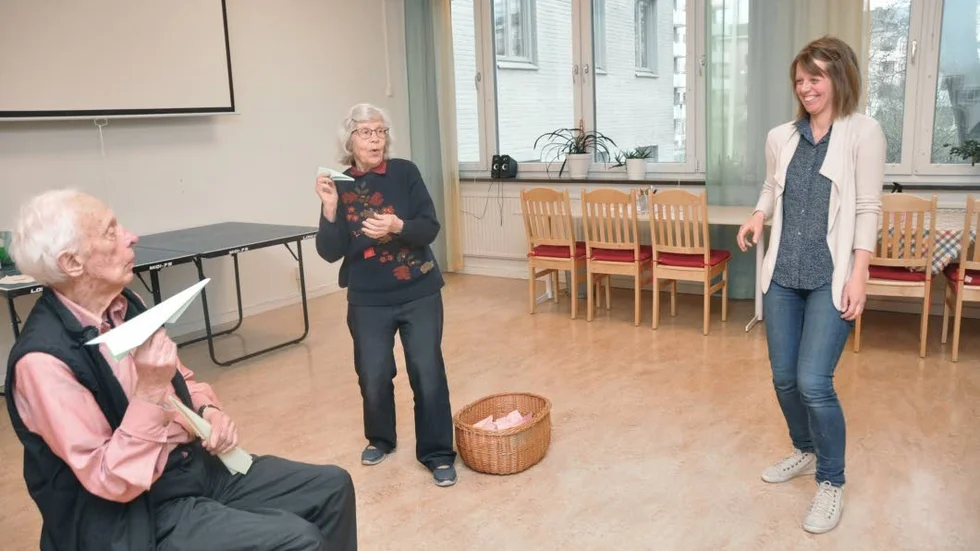 Kasta pappersflygplan ger kroppen bra rörelser. Birgitta Bratteby, Bengt Martinsson och Maria Hovstadius testar.
