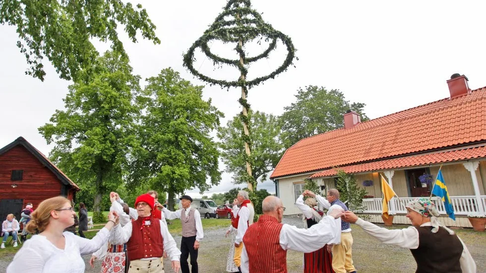 Midsommarfirandet i Biskopskulla kvällen före midsommarafton är slut.