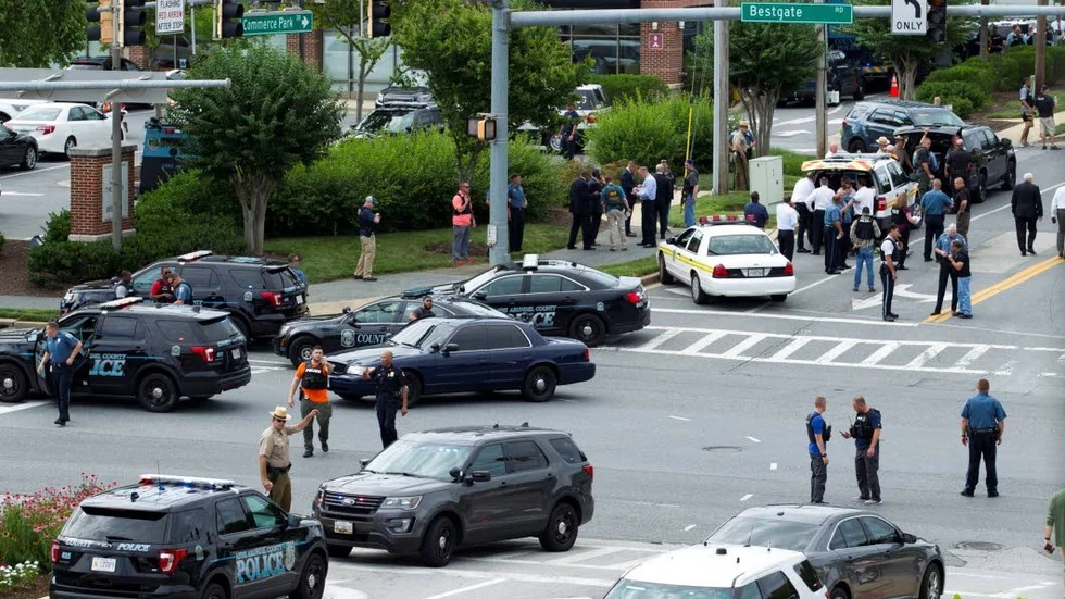 Polisuppbåd efter massakern på journalister i torsdags vid nyhetsredaktionen på Capitol Gazette, Annapolis, Maryland, USA.