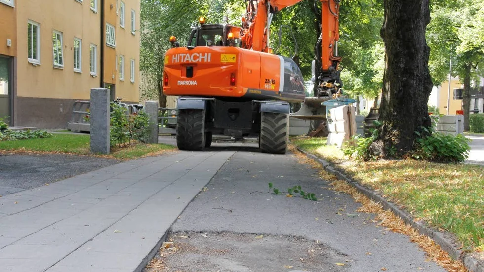 Tisdag morgon, läcka på vattenledningen under gång- och cykelvägen, grävmaskin på plats, men gatuavdelningens personal tvangs lämna "sin" grop för akut skrotröjning.