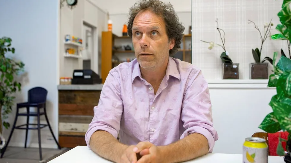 Pär Holmgren på seond hand i Uppsala. Till och med möblerna i fiket är till salu.