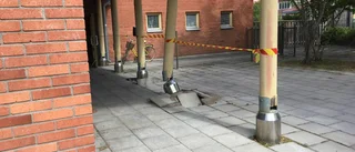 Bil körde in i betongpelare