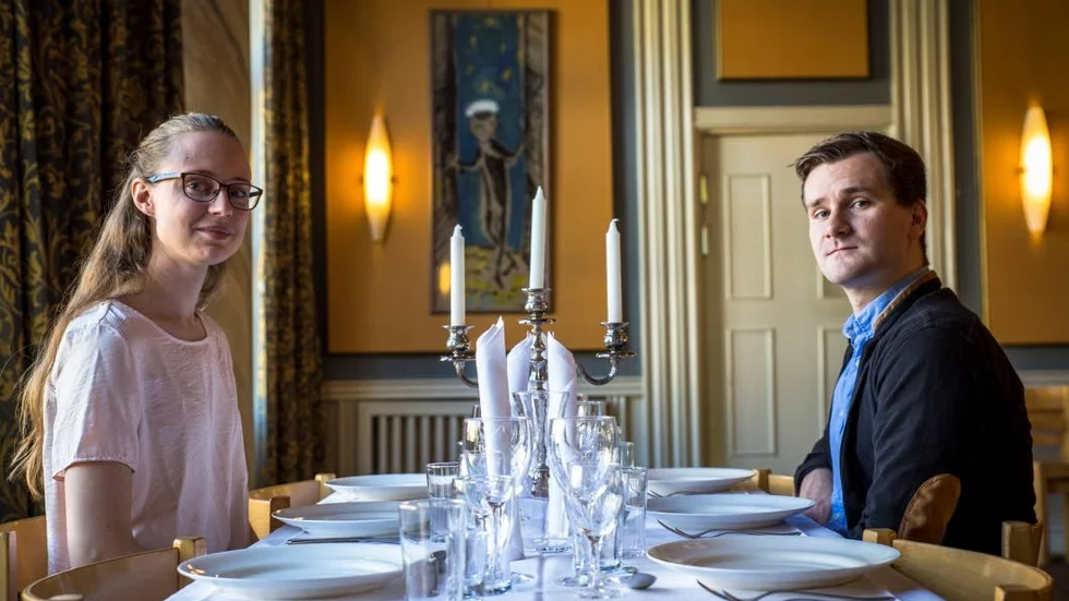 Linnea Hallberg, 1q och Jonathan Elliott, 3q på Kalmars nation visar upp en provdukning inför årets vårbal.