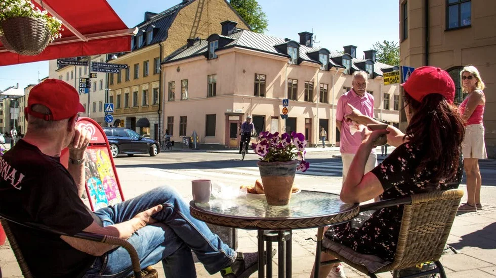 Samspelet mellan bilar, cyklister och fotgängare är problematiskt i korsningen Skolgatan- Svartbäcksgatan. "Ingen verkar ha koll på hur fort man får köra eller vilka trafikregler som gäller", säger Lars Svedlöf som jobbar i glasskiosken.