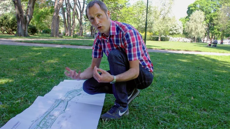 Erik Pelling visar idéskissen över södra årummet. ”Det kan bli Uppsalas Central park”, säger han.