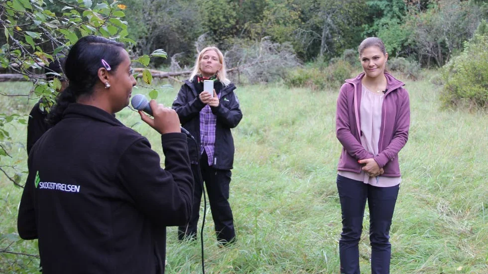 Under vandringen träffade Victoria Nathset Yohannes som ingår i Skogsstyrelsens projekt Naturnära jobb. De samtalade om om den svenska allemansrätten och vad den innebär.