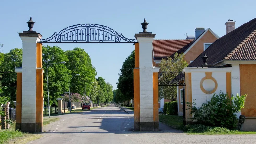 Muren runt Lövstabruk skulle hålla vargen ute. I dag är det en port till historien. Den som står i skogen en bit bortanför kan inte ana att 1700-talet ligger en bit längre fram,