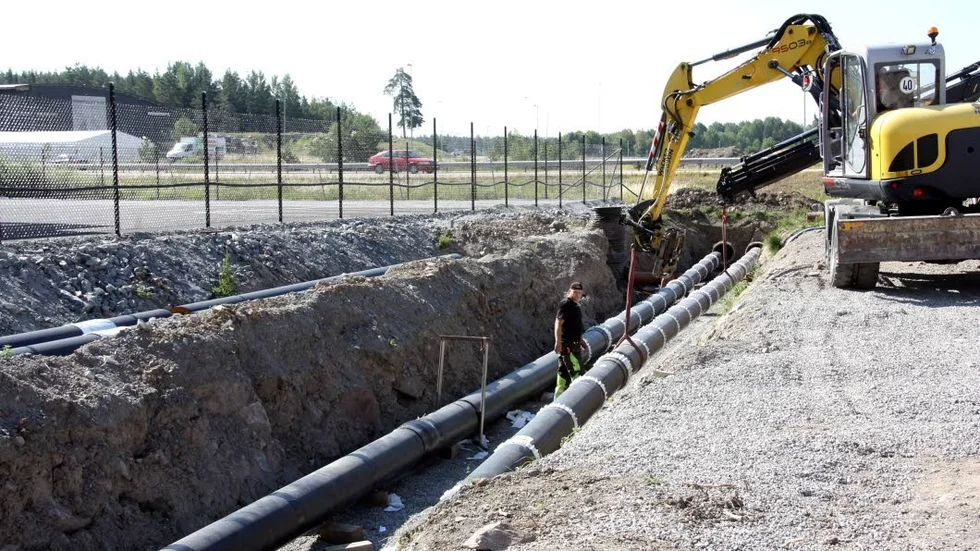 60 meter långa sektioner av fjärrvärmeledningar dras under motorvägen.