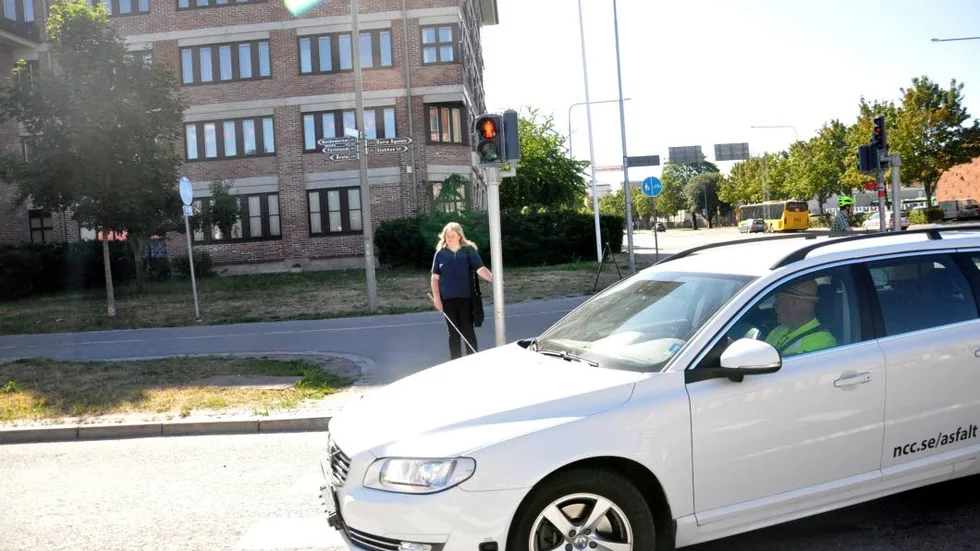 "Vi hör inte signalerna när det är som mest trafik i rörelse", säger Gunilla Thomsson vid SRF.