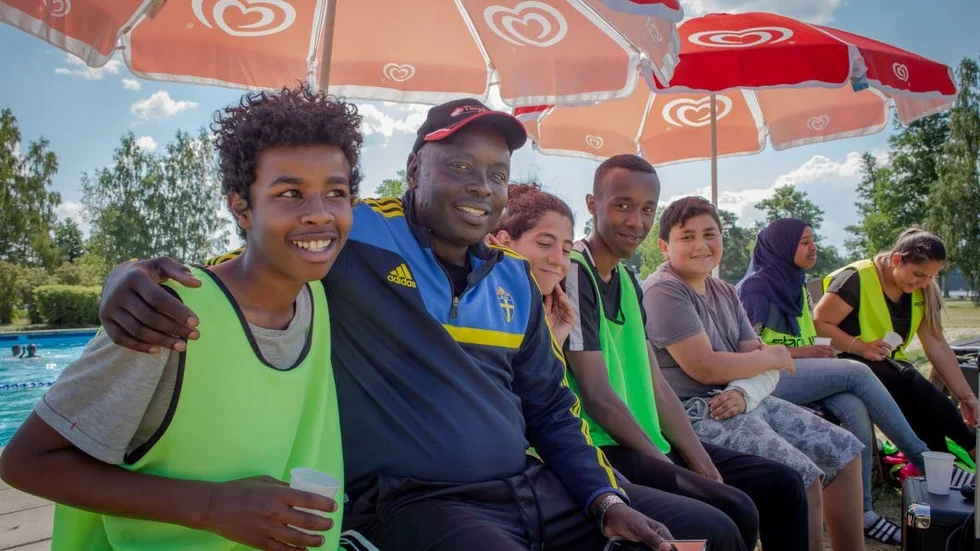 Vissa kallar honom mr Mutcho, efter det sociala företaget som Michel Ntoto driver. Integrationen börjar på hemmaplan, menar han. I dag i form av en fotbollsplan.