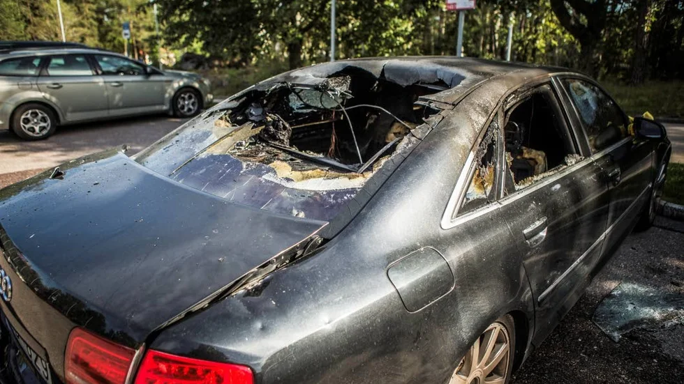 Bilen som sattes i brand i Gottsunda blev totalförstörd under natten till tisdagen.