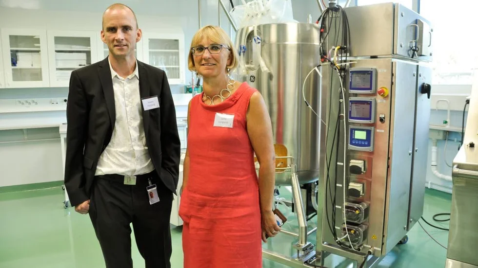 Jesper hedberg, platschef, och Lotta Ljungqvist, vd för Testa Center, visar upp en reaktor i det större av de fyra laboratorierna.