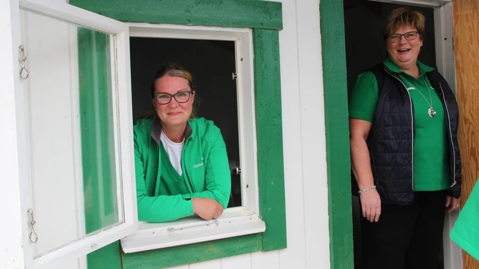 Ett nytt ledarskap och skolan är viktiga frågor för Sara Sjödal och Centerpartiet. Till höger på bilden ser vi centerpartisten Catarina Deremar som kandiderar för en plats i riksdagen.