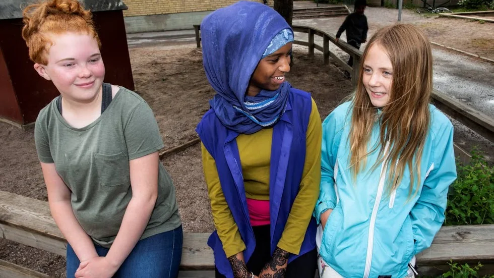 Emma Ernstedt från elevrådet,  Kadijo Adulhada och Amelie Bergström, tycker det är bra att eleverna fått vara med och ge förslag.