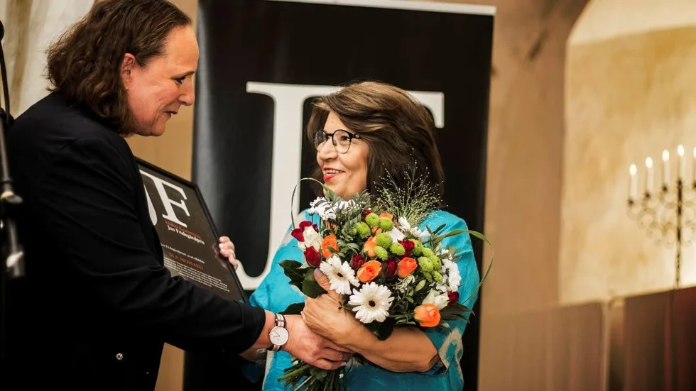 Jila Mossaed (höger) tar emot priset av Liselotte Grahn Elg (M), kommunalråd, Håbo kommun.