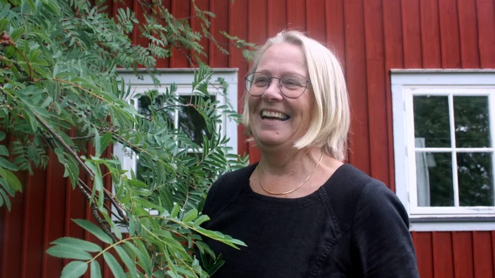 Naturen har Catarina Larsson, Eneby, Löt, utanför knuten, Den har inspirerat hennes textila skapande. I det här trädet brukar rödhaken sitta. Den ser hon från köksfönstret.
