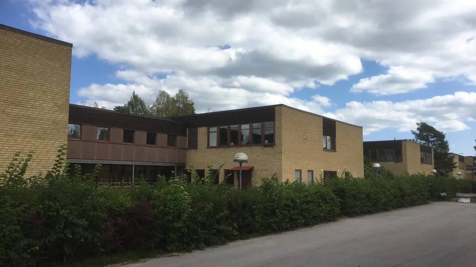 Frösåkersskolan i Östhammar. De gamla byggnadskropparna kommer att rivas, men det dröjer i de flesta fall tills den nya skolan står klar hösten år 2020.