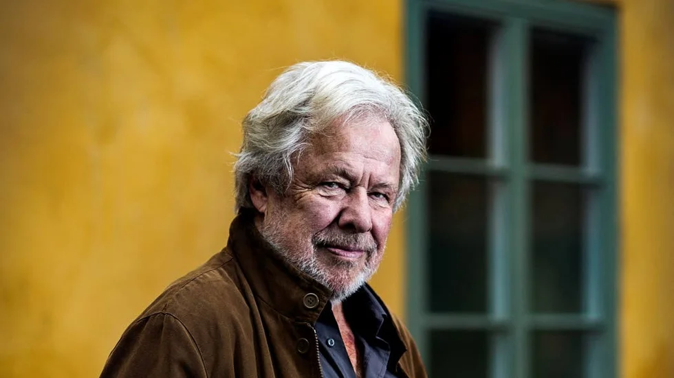 Sven Wollter debuterade 2013 med den självbiografiska ”Pojke med pilbåge”. Första romanen var ”Hon, han och Döden” 2016.