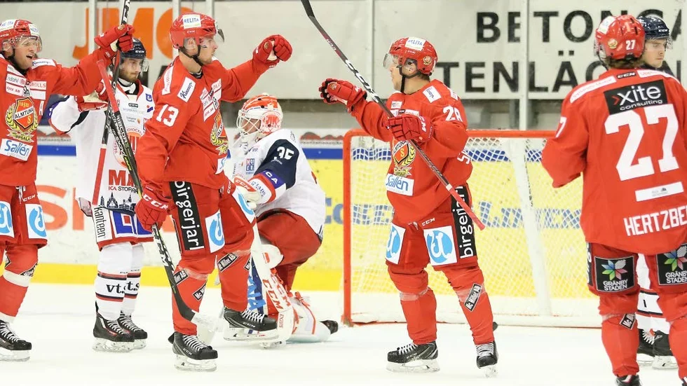 Tobias Liljendahl (13) gratuleras efter ett av sina mål av Lucas Sandström. Tony Mårtensson och Viktor Hertzberg skyndar till för at gratulera de med.